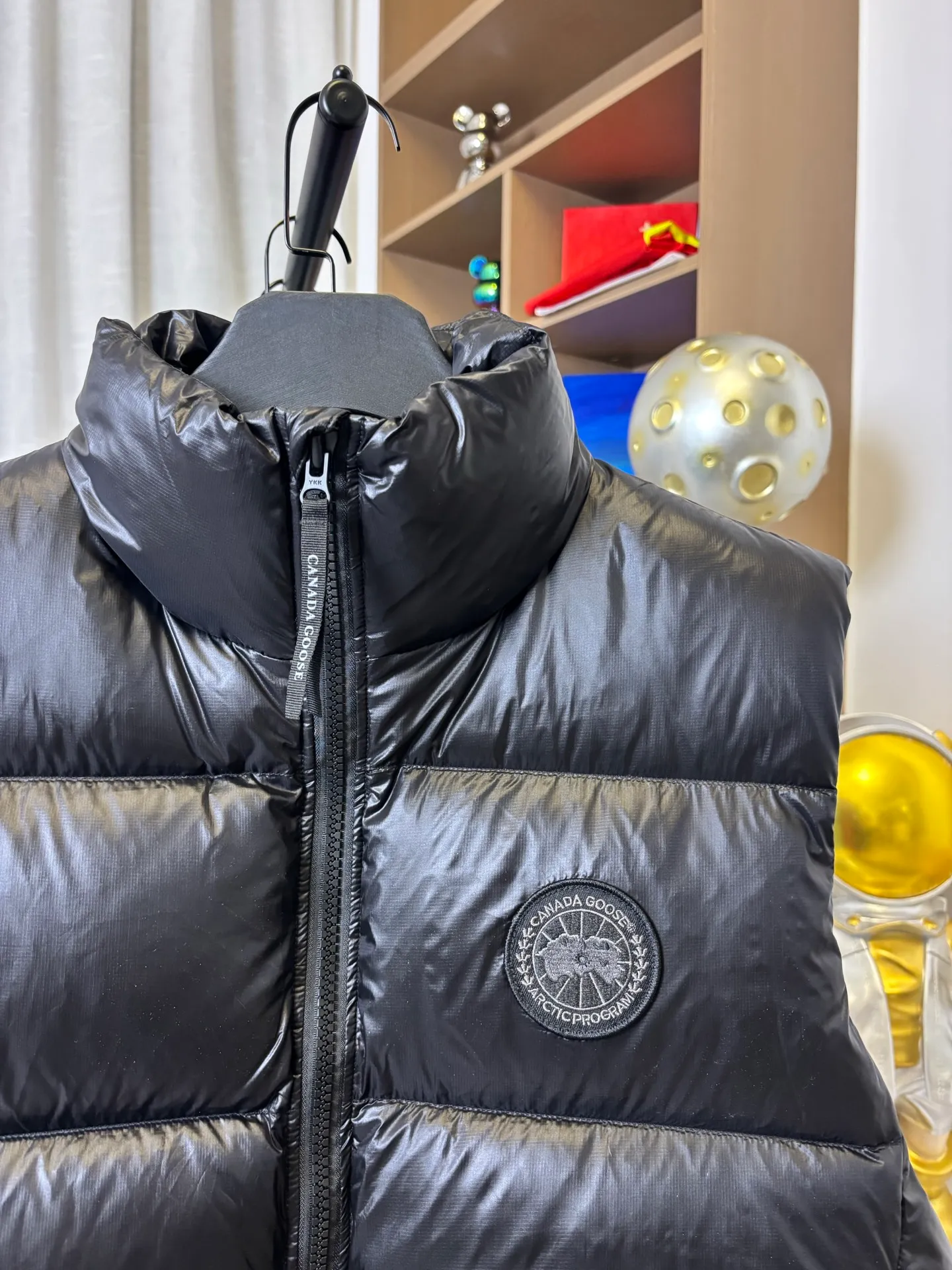 P570 Style number: DC194# [Canada Goose] Big Goose🦢National Standard 90 White Duck Down Puff Down Vest Canada Goose official website model 1:1:1 customized New national standard down cotton has better thermal insulation performance, is light and not heavy, and has good loft recovery after compression! Filled with 90% white duck down, it is the legendary warmest down jacket and is known as a must-have for Arctic outdoor sports! Waterproof, diamond-resistant and fade-resistant 24-count calendered woolen surface (waterproof level is consistent with the level of ball-bearing raincoats). Canada Goose has always been recognized as the warmest down jacket and the most popular down jacket in the world. Major celebrities are rushing to buy it, and it is a must-have! Five sizes complete!  Color: Black Rose Size: XS-S-M-L-XL [Picture 9️⃣Size Chart]